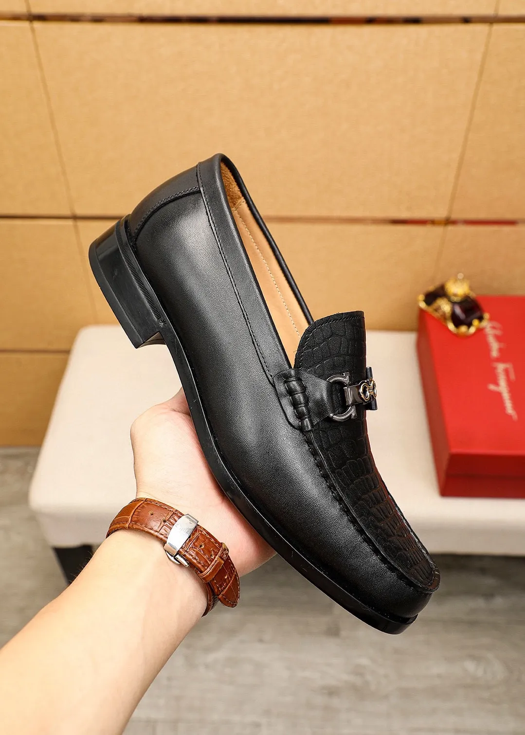 Men's shoes💰480💰 Product trademark: Ferragamo "Ferragamo" casual leather shoes Regular size: 38-44 (45🉑️customized) Product materials: Selected imported first-layer calfskin embossed upper + original hardware buckle, imported water-dyed cowhide leather lining. Strong three-dimensional visual effect, rubber outsole Color: 1⃣️color optional
